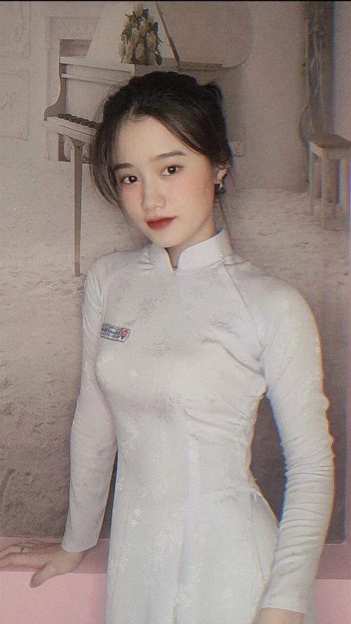 9 Thiếu nữ dễ thương mặc áo hai dây khoác sơ mi rộng ngồi ngoài hiên nhìn xa tạo cảm giác rất đời thường