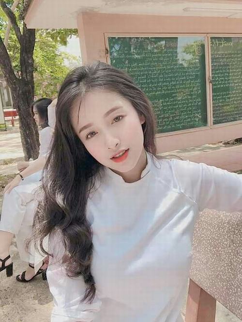 10 Tân sinh viên 2k7 chụp ngoài sân trường với blazer kem và túi đeo vai nhỏ làm phong cách Hàn Quốc rõ nét