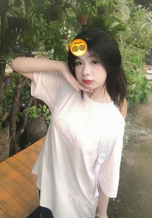 11 Ảnh nữ sinh đại học tóc xõa ngang vai mặc áo len cổ tim phối chân váy xếp ly đứng ở ban công chiều muộn nhìn rất mềm mại