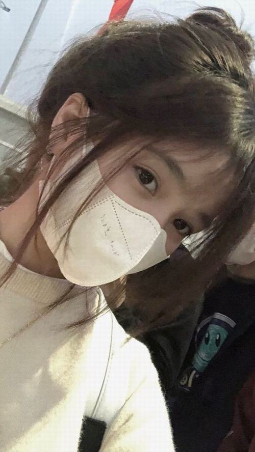 12 Mỹ nhân 10x ngồi cạnh cửa kính xe buýt tóc bay nhẹ theo gió khiến ánh mắt có hồn và bức ảnh thêm thơ