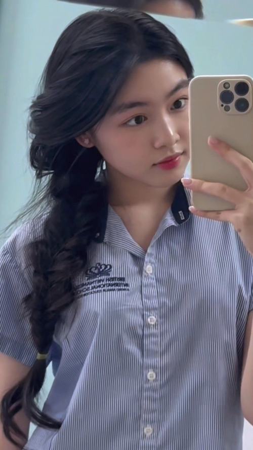 13 Gái đẹp k7 cầm điện thoại chụp gương trong quán sáng đèn vàng tóc xoăn lơi khiến nét trưởng thành thêm rõ