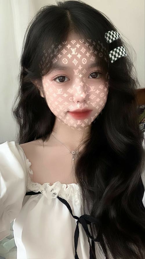 14 Nữ sinh viên mang túi tote vải đứng giữa tiệm sách nhỏ với son môi hồng đào khiến gương mặt thêm sáng