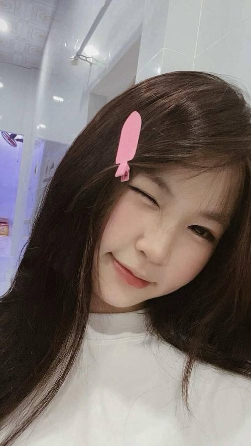 16 Nữ sinh 2k7 ngồi ở cầu thang ký túc xá mặc hoodie rộng màu xám đôi chân thon làm khung hình thêm trẻ trung