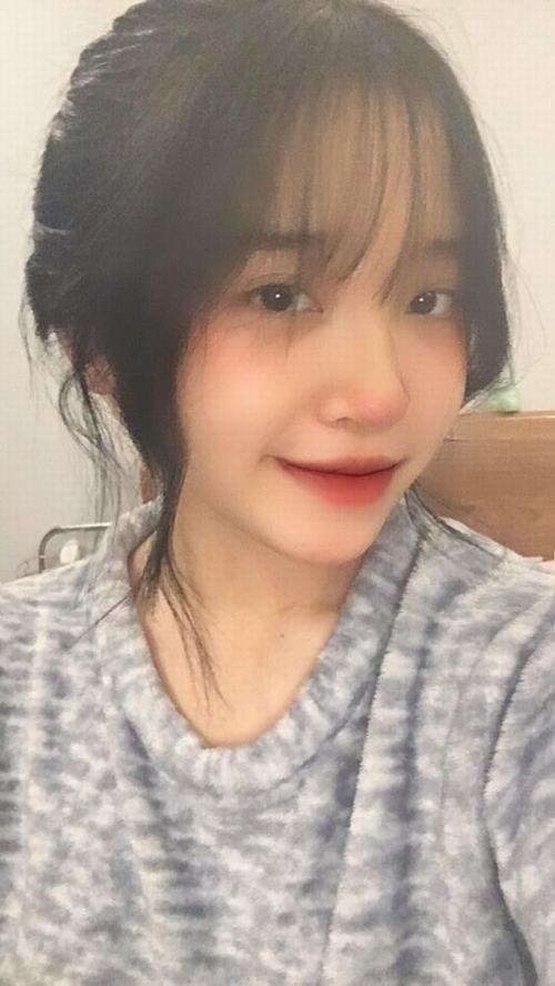 18 Mỹ nhân dựa vào tường trắng mặc quần jeans ống rộng và áo ôm sáng màu làm vóc dáng trở nên cân đối