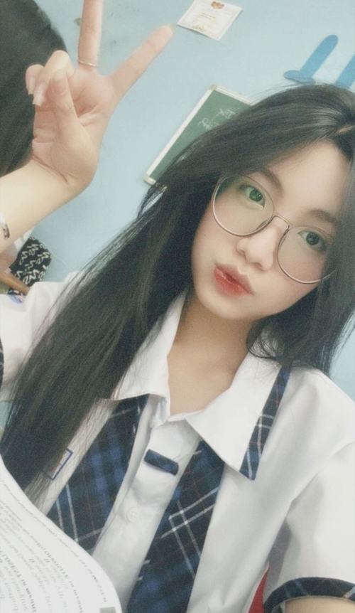 19 Gái đẹp k7 đeo kính đứng trước gương với áo blazer sáng màu tóc kẹp gọn ánh mắt mềm tạo cảm giác trẻ trung đầy thiện cảm