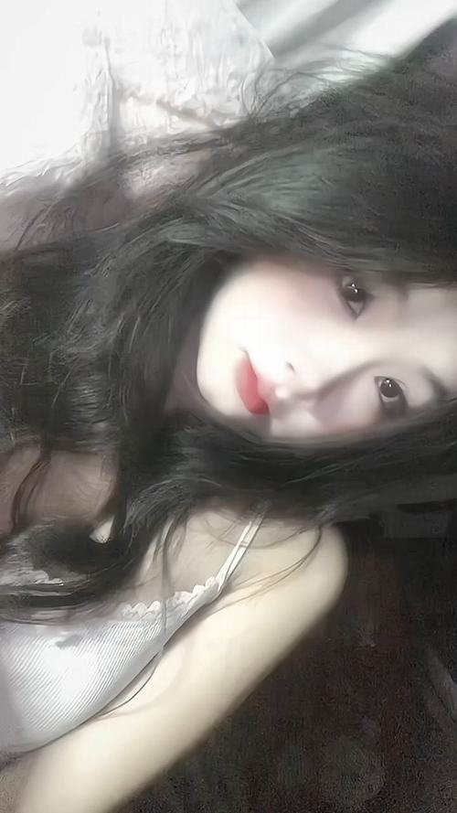 20 Nữ sinh viên bước trên hành lang với sneaker trắng và quần túi hộp gương mặt sáng làm tổng thể thêm năng động