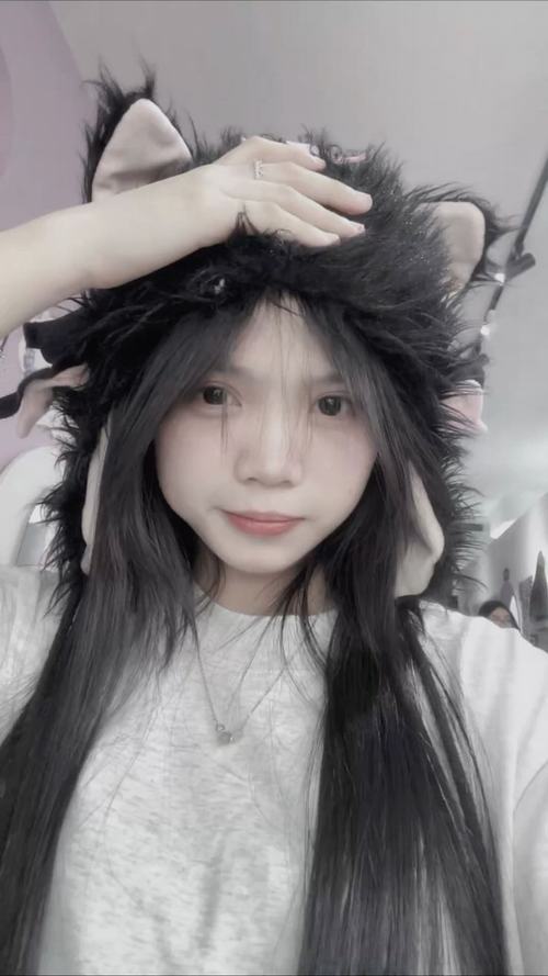 21 Hot girl học đường ngồi bên bàn học với kính gọng mảnh và mái tóc buộc thấp tạo cảm giác ngoan xinh