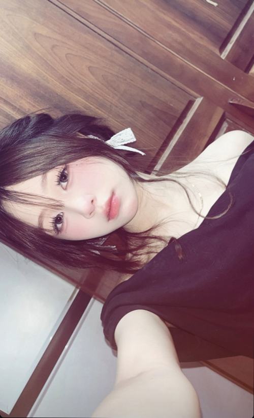 23 Ảnh nữ sinh đại học bước qua vạch nắng ngoài hành lang mặc chân váy ngắn khiến đôi chân dài thêm nổi bật