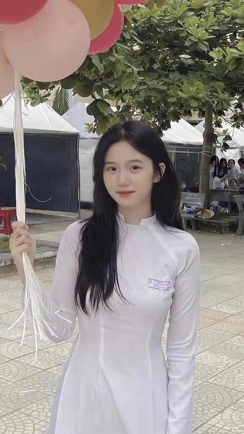 1 Ảnh gái xinh 2k7 ngồi bên cửa sổ quán cà phê tóc dài buông nhẹ váy kem làm gương mặt trong veo thêm cuốn hút