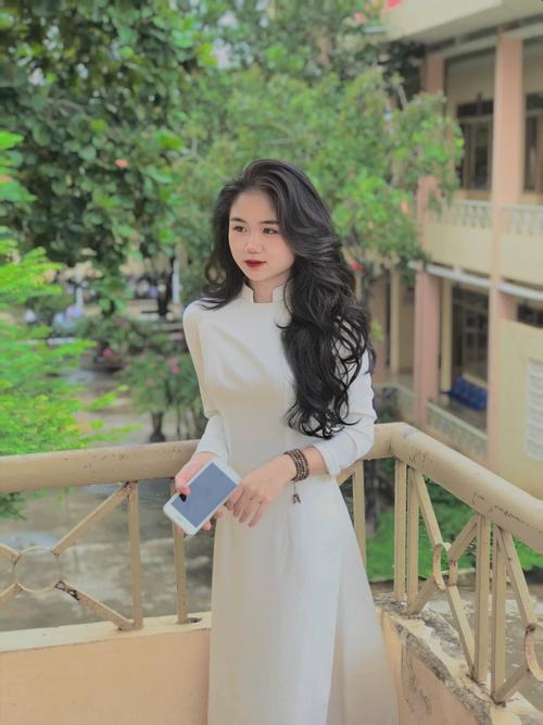 24 Mỹ nhân 10x đứng trước gương lớn với set đồ năng động và sneaker trắng làm tổng thể trông trẻ trung hơn