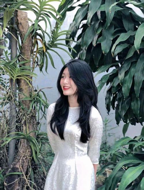 2 Nàng thơ cute 2007 tựa lan can sân trường mặc váy ngắn xếp ly má ửng nhẹ làm khung hình thanh lịch hơn