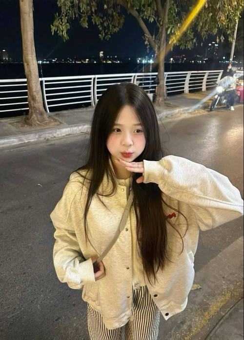 3 Mỹ nhân mặc cardigan mỏng phối chân váy be ngồi bên ly nước lạnh ở Instagram style nhìn vừa mềm mại vừa nổi bật