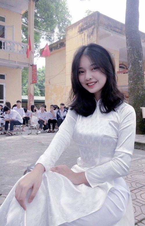 4 Thiếu nữ tóc ngang vai dễ thương diện áo phông oversize cùng chân váy ngắn đứng dưới nắng sớm nở nụ cười rất tự nhiên