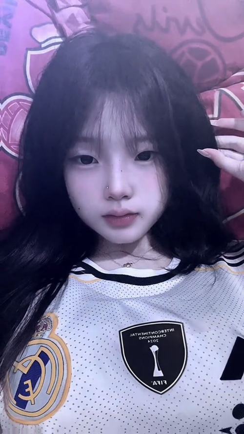 5 Mỹ nhân ngồi trên ghế gỗ ngoài hiên tóc búi thấp tay cầm máy ảnh nhỏ làm bối cảnh TikTok thêm sinh động