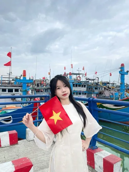 50 Ảnh Gái Xinh Cầm Cờ Việt Nam đẹp với thần thái rạng rỡ và niềm tự hào dân tộc