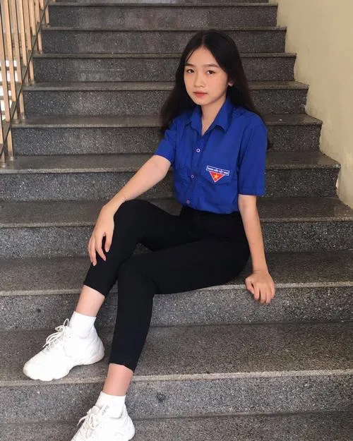 10 Gái đẹp cấp 2 cười tươi trong giờ ra chơi, bạn bè xung quanh tạo khoảnh khắc vui tươi đời thường