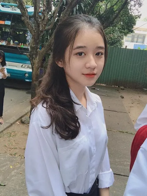 11 Ảnh nữ sinh trung học cơ sở cười tươi bên ghế đá, tông màu tươi sáng gợi nhắc tuổi thiếu niên đáng nhớ