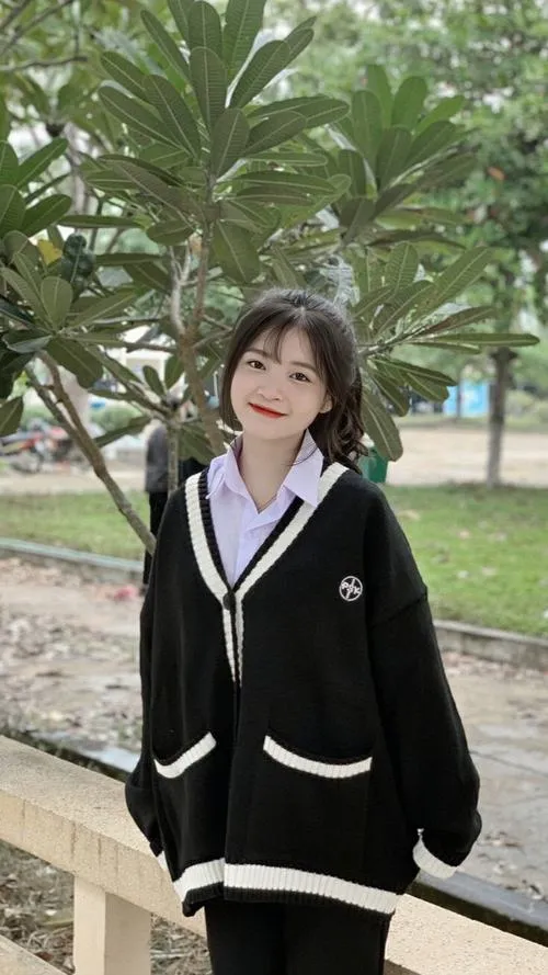 12 Ảnh học trò trong sáng lớp 8 ngồi ghế đá sân trường, ánh sáng tự nhiên làm nổi bật vẻ dễ thương tự nhiên