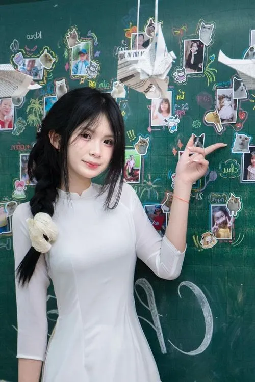 15 Trung học cơ sở nữ sinh cười rạng rỡ bên bạn bè, khoảnh khắc đời thường sân trường Việt Nam