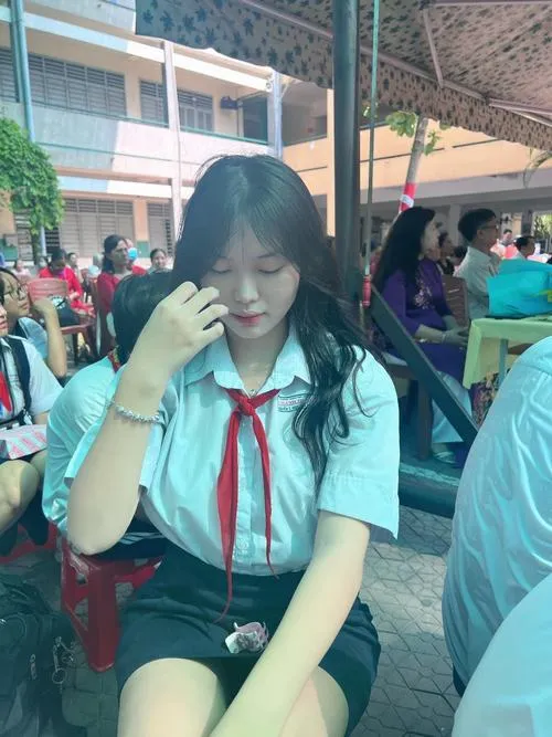 17 Trung học cơ sở gái xinh đứng hành lang trường, đồng phục trắng tinh giản dị và biểu cảm tự nhiên tươi sáng