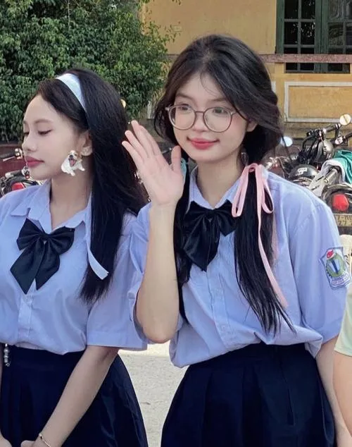 18 Học trò cấp 2 hồn nhiên chạy nhảy sân bóng trường, đồng phục áo trắng bay trong gió nhẹ