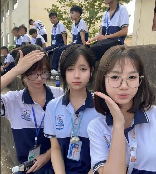 19 Nữ sinh THCS tóc buộc gọn, ánh mắt trong veo nhìn xa xăm dưới nắng sân trường dịu nhẹ