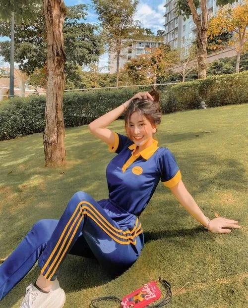 1 Học sinh lớp 7 ngồi bên bàn ghế lớp học, ánh mắt trong trẻo nhìn ra cửa sổ với nụ cười học trò dễ thương