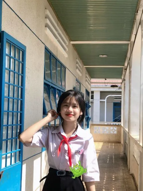 20 Học sinh cấp 2 dễ thương đứng cổng trường, cặp sách trên vai và ánh mắt trong veo đầy ký ức sân trường