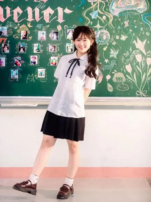 21 Ảnh học sinh cấp hai dễ thương ngồi bàn học, tập vở mở ra với biểu cảm tập trung hồn nhiên