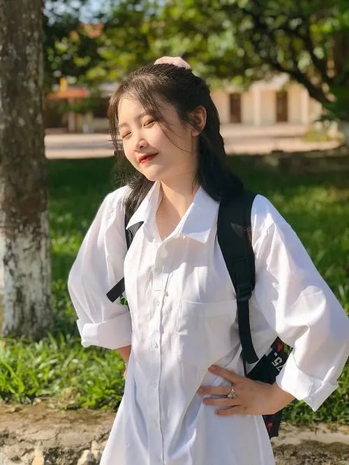 22 Học trò THCS ngồi ghế đá, nụ cười học trò rạng rỡ với ký ức sân trường đáng nhớ