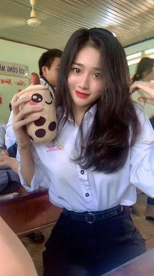 24 Gái xinh cấp 2 đứng sân trường, đồng phục giản dị và nụ cười thể hiện sự hồn nhiên trong trẻo