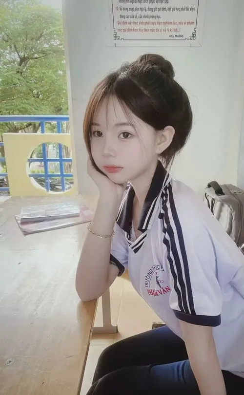 25 Nữ sinh trung học cơ sở cầm hoa giấy, vẻ dễ thương tự nhiên dưới ánh sáng tự nhiên sân trường