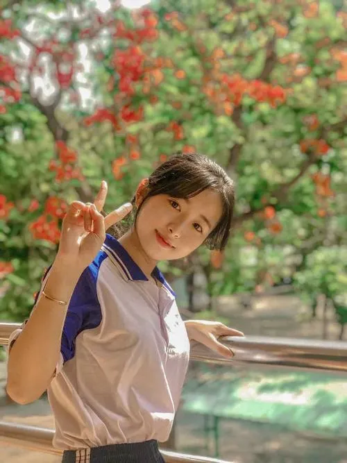 26 Nữ sinh THCS cầm sách vở, biểu cảm tự nhiên khi cười dưới nắng nhẹ sân trường