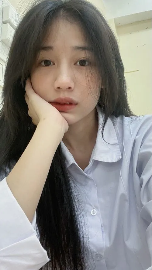 27 Gái xinh tuổi teen ngồi lớp học, ánh mắt trong veo nhìn bảng với vẻ tập trung hồn nhiên