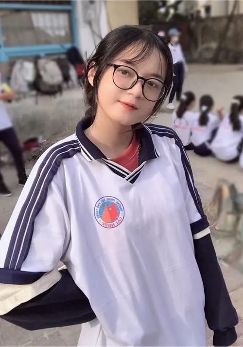 28 Nữ sinh trung học cơ sở cười tươi sân bóng, bạn bè xung quanh tạo cảm xúc vui tươi đời thường