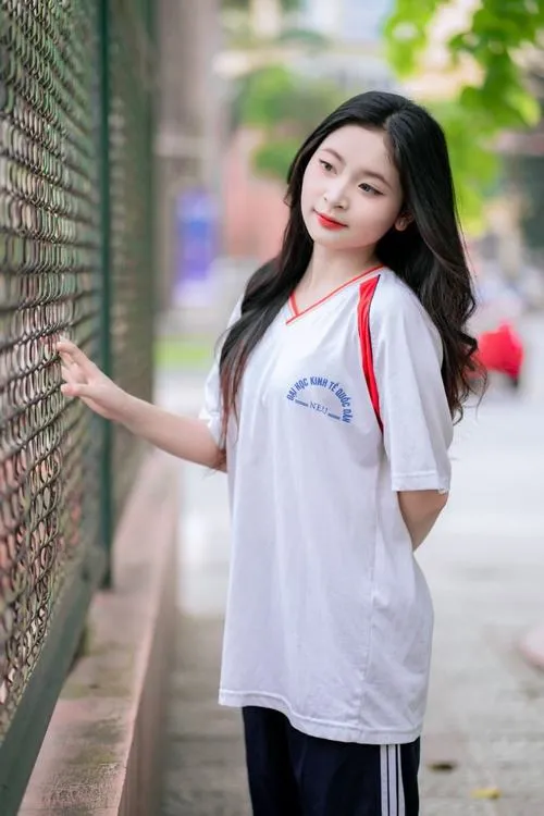 31 Học trò THCS đứng ghế đá, vẻ trong sáng và nét ngây thơ hiện rõ trên khuôn mặt