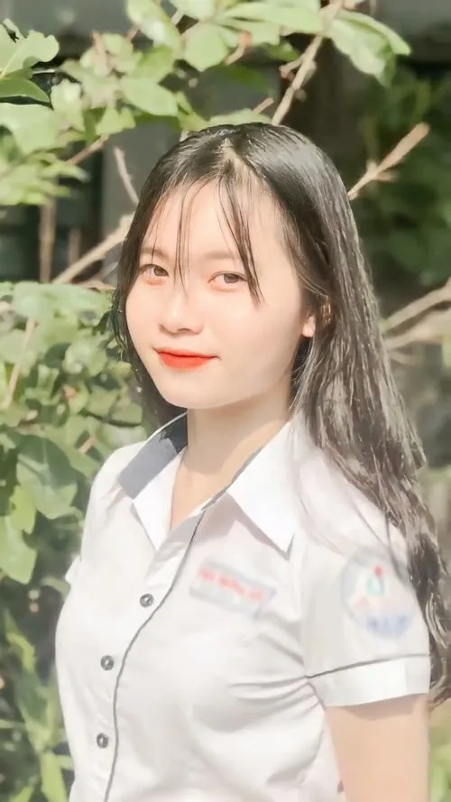 33 Gái xinh THCS ngồi lớp học, ánh mắt trong trẻo nhìn bạn bè bên cạnh với vẻ thân thiện giản dị