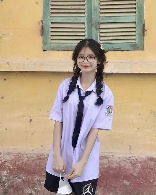 34 Ảnh nữ sinh cấp 2 nổi bật bởi đồng phục chỉn chu, màu ảnh sáng và không khí thân quen