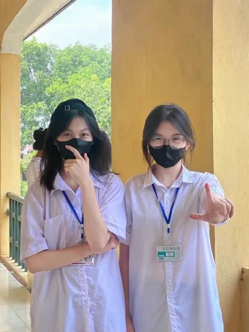 35 Trung học cơ sở nữ sinh ngồi bàn ghế lớp, ánh mắt trong veo và biểu cảm thân thiện dễ mến