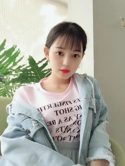 39 Gái đẹp cấp 2 bước qua hành lang, cặp sách đeo vai và ánh mắt trong trẻo đầy sức sống