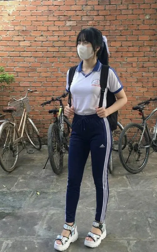 3 Gái đẹp tuổi thiếu niên cầm cặp sách hành lang, ánh sáng tự nhiên làm nổi bật vẻ trong sáng