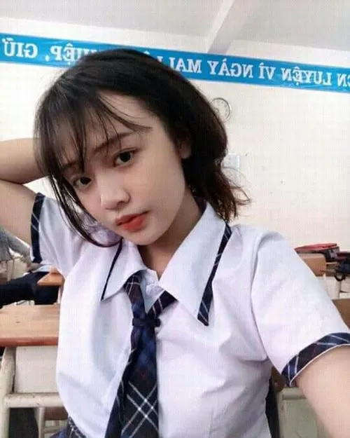 40 Gái xinh cấp 2 cầm tập vở lớp học, vẻ dễ thương tự nhiên với ánh sáng dịu nhẹ từ cửa sổ