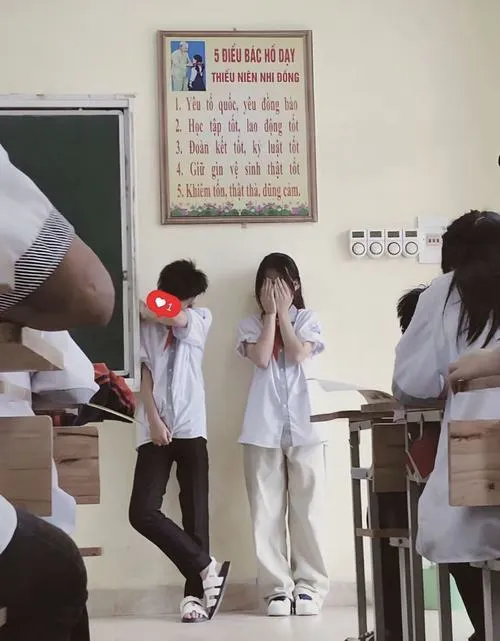 44 Ảnh học sinh cấp hai trong sáng đứng cổng trường, vẻ giản dị và nét ngây thơ tuổi thiếu niên