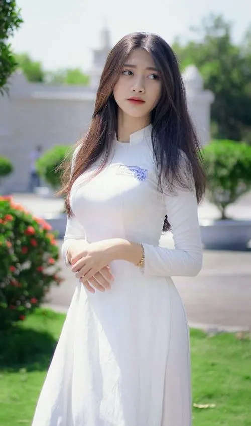 46 Học sinh lớp 7 cười rạng rỡ hành lang, đồng phục trắng tinh và không khí tuổi học trò thân thiện