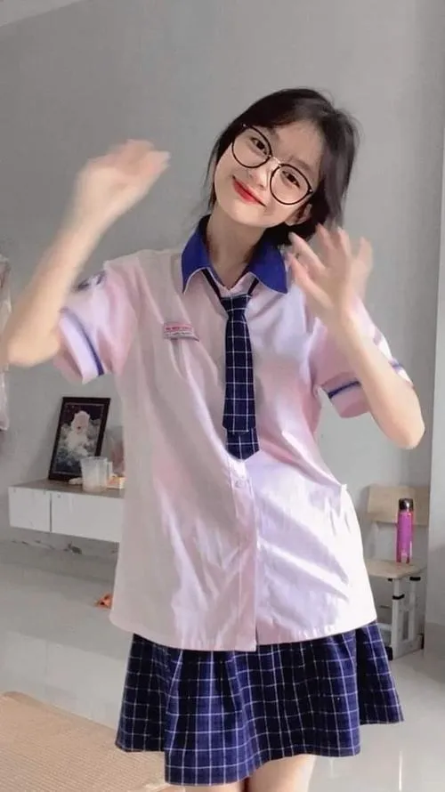 48 Ảnh nữ sinh cấp 2 dễ thương tóc buộc, nụ cười học trò dưới ánh sáng tự nhiên dịu dàng