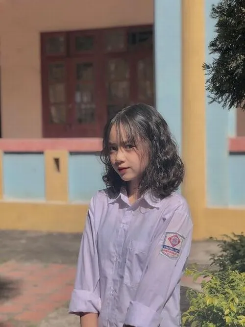 49 Nữ sinh lớp 8 cầm cặp sách sân trường, đồng phục giản dị toát lên vẻ hồn nhiên tự nhiên