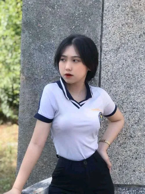 7 Nữ sinh tuổi teen học đường tóc buộc cao, nụ cười hồn nhiên bên bảng đen lớp học quen thuộc