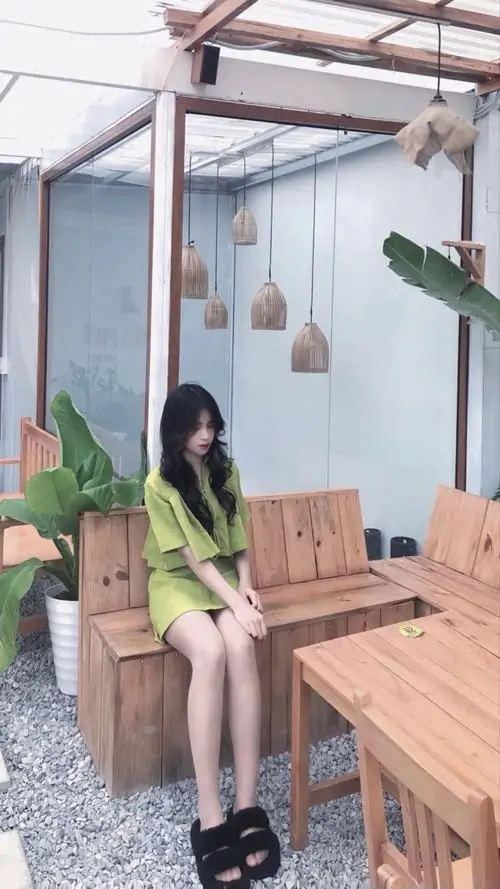 30 Hình gái đẹp tôn chân trên ghềnh đá sát biển với phong cách quyến rũ và mắt cá chân nhỏ khá nổi bật