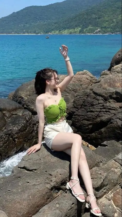 11 Ảnh gái đẹp chân dài tạo dáng trên ghềnh đá ven biển với áo xanh sáng màu và chân dài miên man