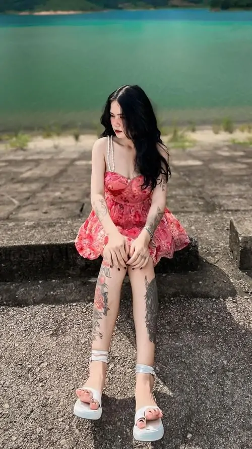 13 Hình gái xinh chân dài ngồi bên mép nước trong váy đỏ bèo nhún với làn da mịn và dáng vẻ dịu dàng